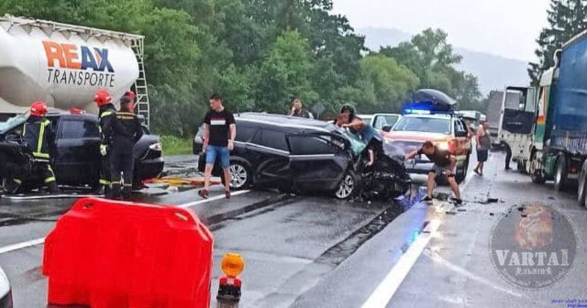Дітей затиснуло в авто, одна людина загинула: на трасі Київ-Чоп сталась масштабна ДТП (фото)