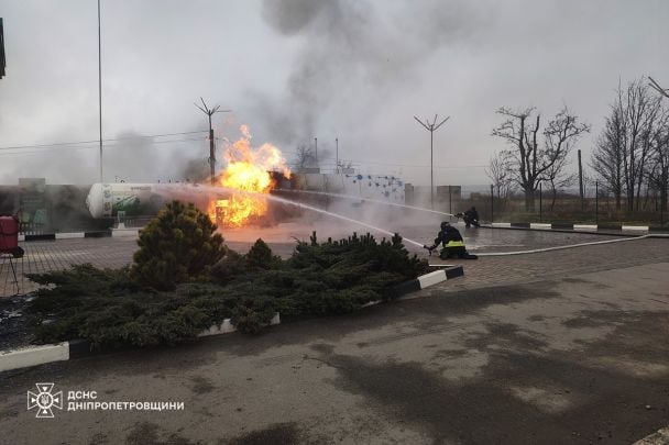 Росіяни вдарили по АЗС у Нікополі.