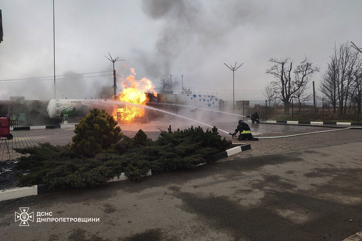 Росіяни атакували АЗС у Нікополі.  / © 