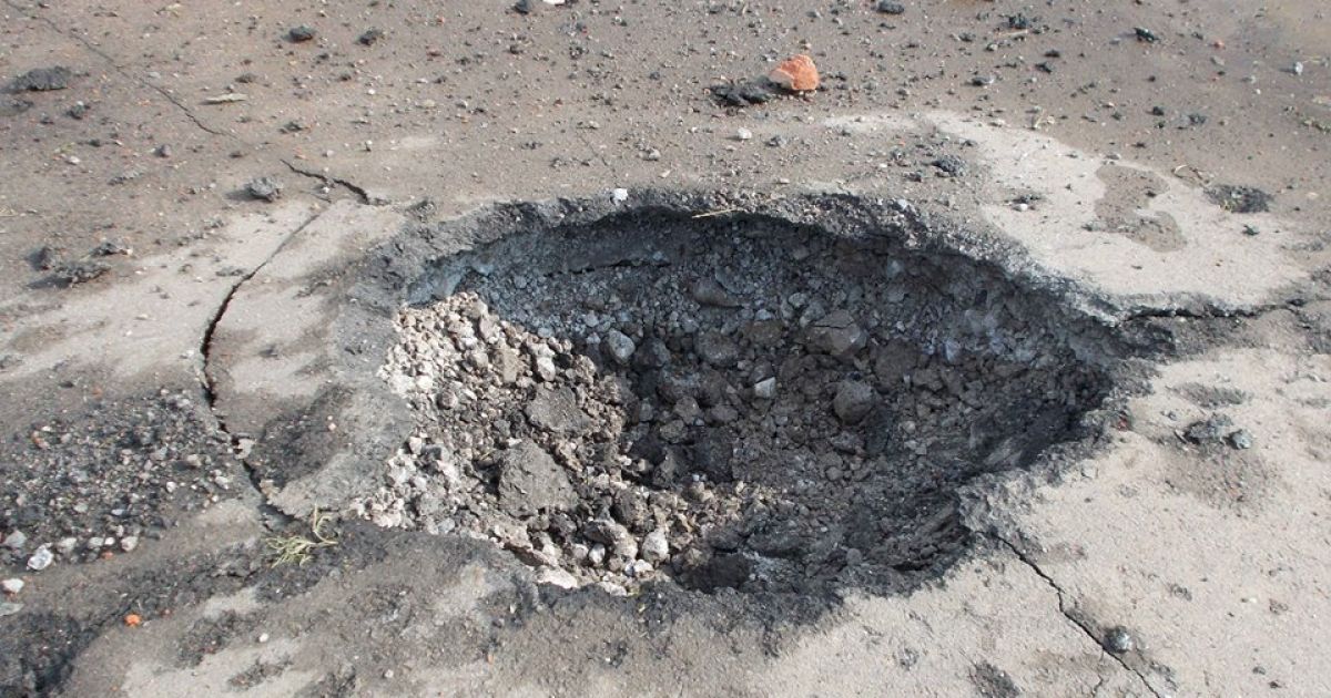 Яма от попадания снаряда в Авдеевке