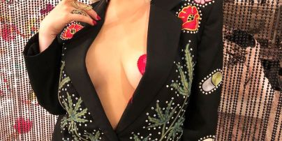 В пиджаке на голое тело: Кристина Агилера выбрала для вечеринки откровенный образ
