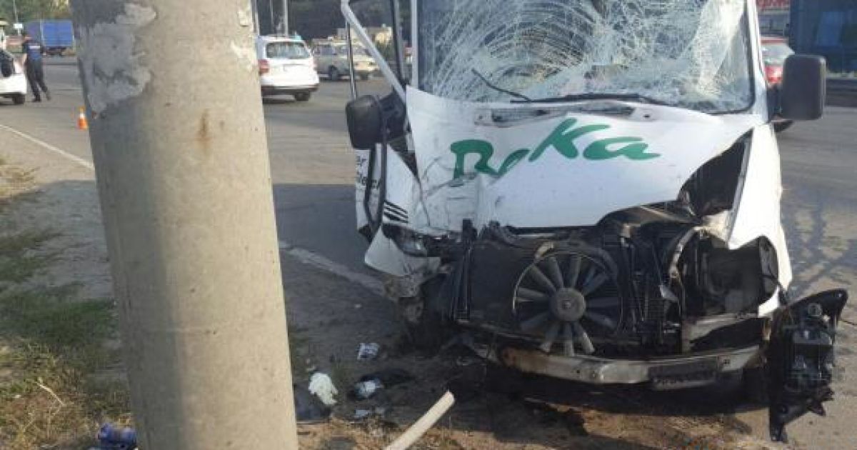 В Киеве под колесами микроавтобуса погиб грабитель, который убегал после преступления