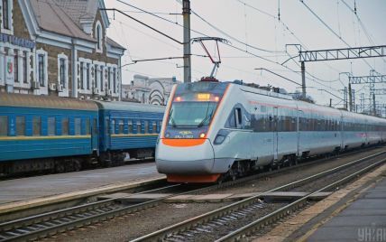 У Харківській області поїзд збив чоловіка, який сидів на рейках
