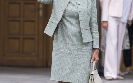 В стильном деловом луке: красивый выход 75-летней королевы Сильвии