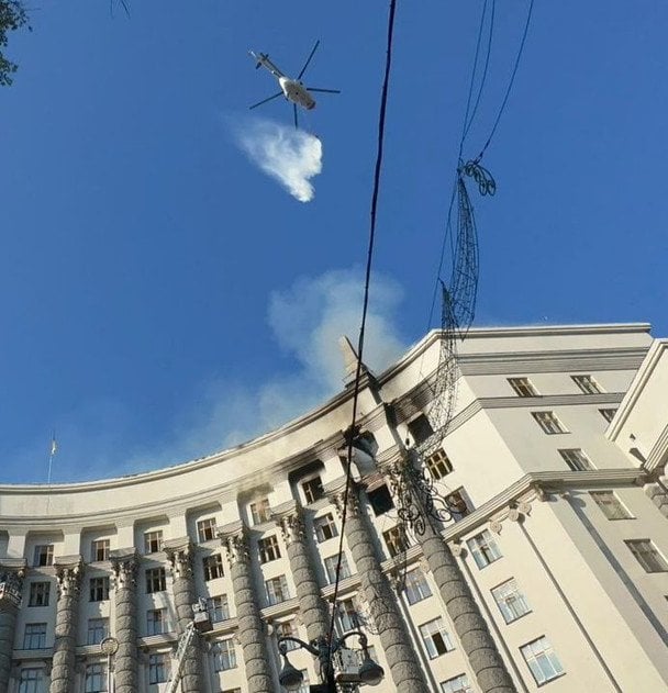Під удар потрапила будівля Кабміну / © Юлія Свириденко