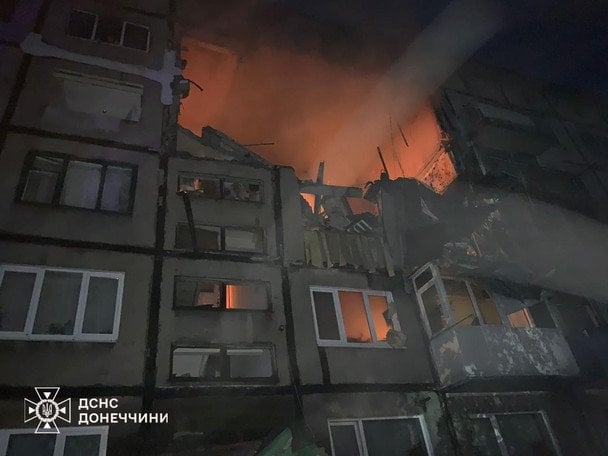 На Донетчине дрон РФ попал в жилой дом — под завалами люди