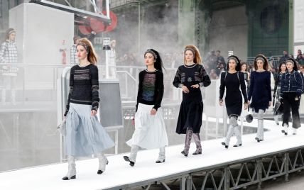 Лотти Мосс, Кара Делевинь и другие звездные гости на показе Chanel в Париже
