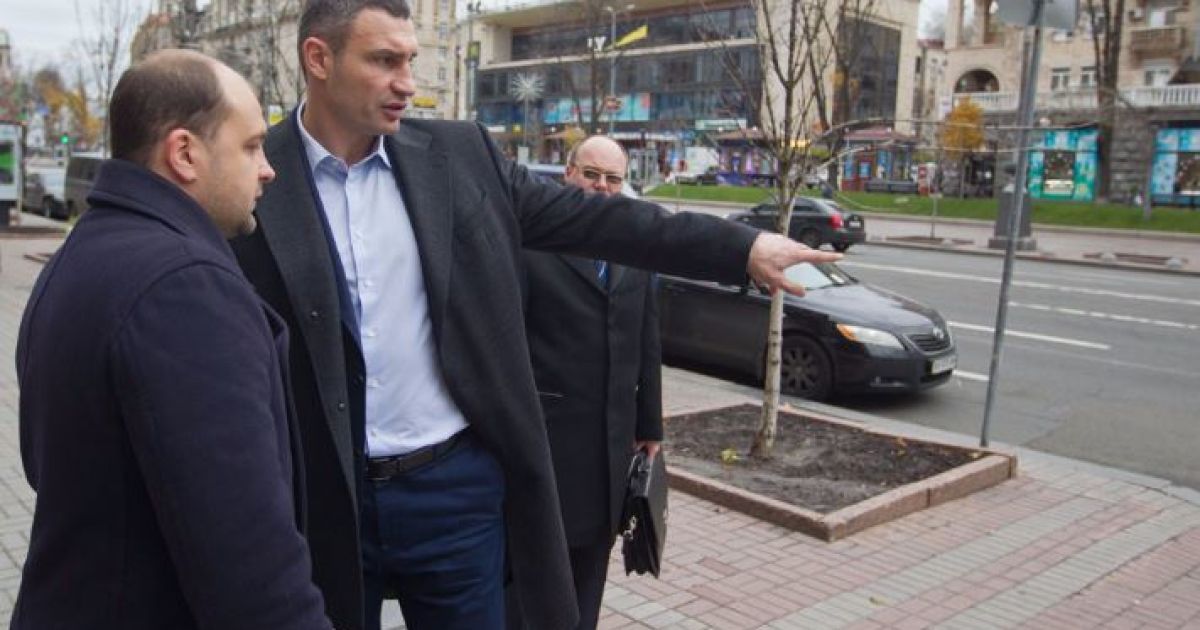 Кличко борется с хаотичной парковкой на Крещатике / © Сайт Виталия Кличко