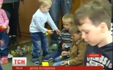 На Киевщине в знак протеста возмущенные мамочки привели детей вместо детсада в райадминистрацию