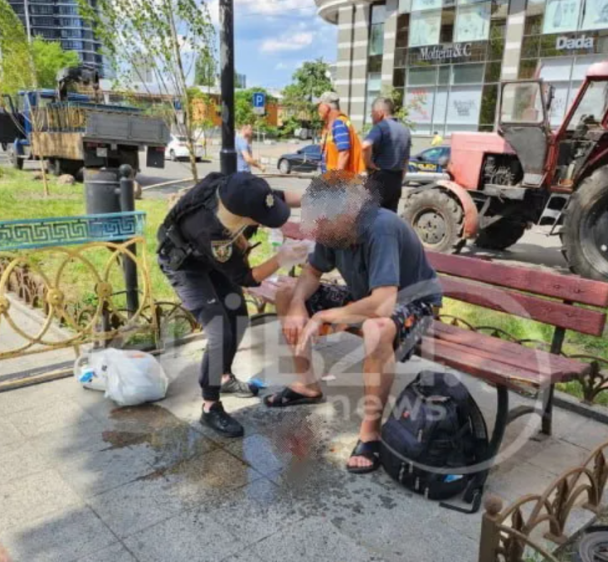 Хлопець на електросамокаті перечепився через дріт і розбив собі обличчя