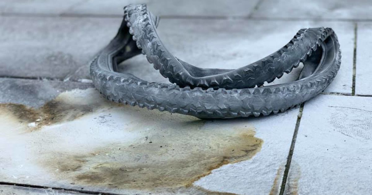 Под Офисом президента активисты устроили протест, на котором сожгли шину