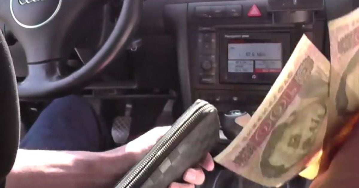 У Київській області зняли на відео, як поліцейські вимагали і отримали хабаря від водія