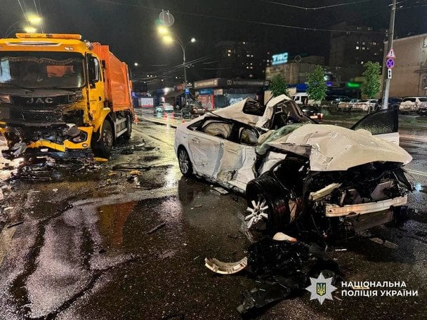 У Києві — нова моторошна ДТП: легковик на великій швидкості врізався у вантажівку — соцмережі (фото)