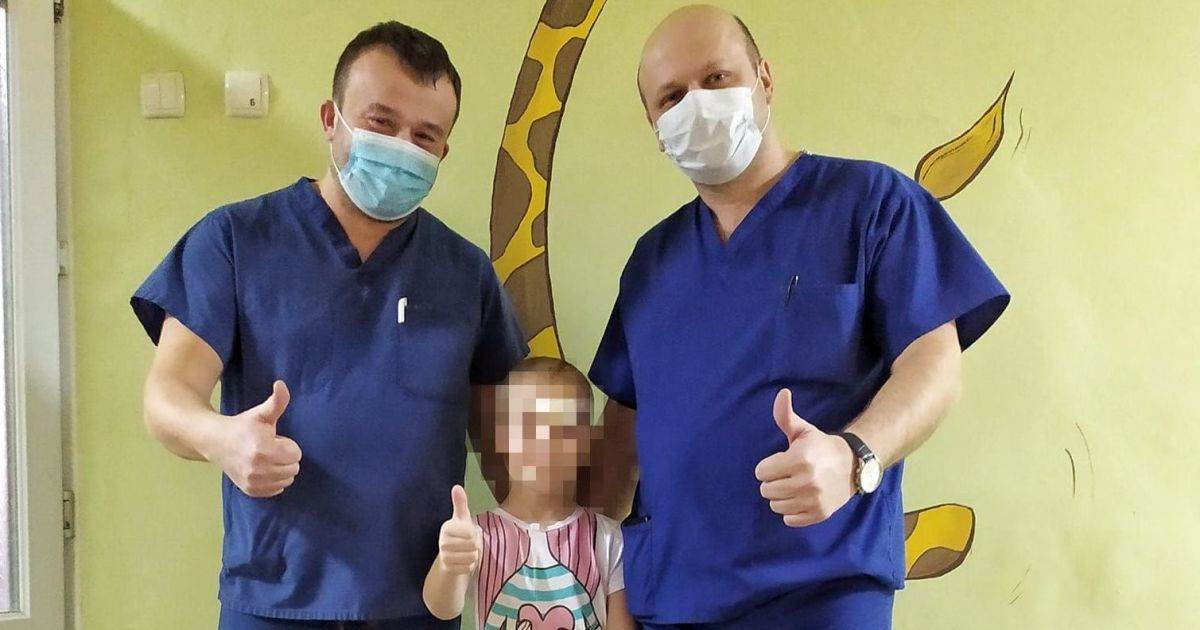 Довелося прооперувати мозок, а кістку з черепа зберігати в животі: у Львові провели надскладну операцію 9-річній дівчинці
