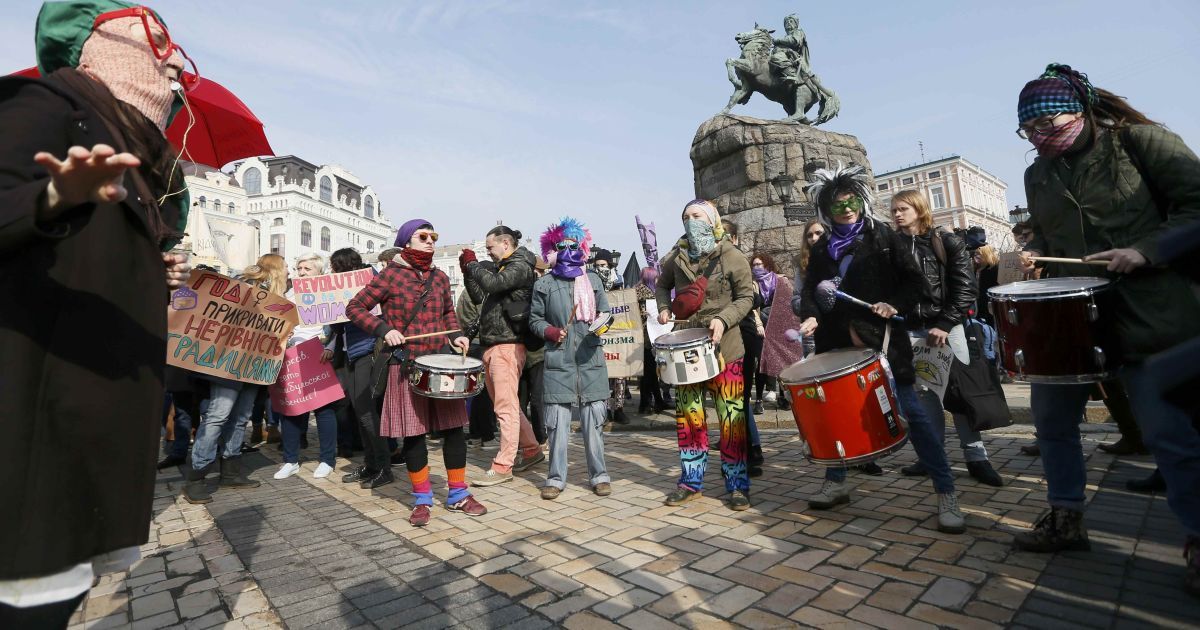 Провокатор, который хотел облить участников марша за права женщин зеленкой, объяснил свои действия
