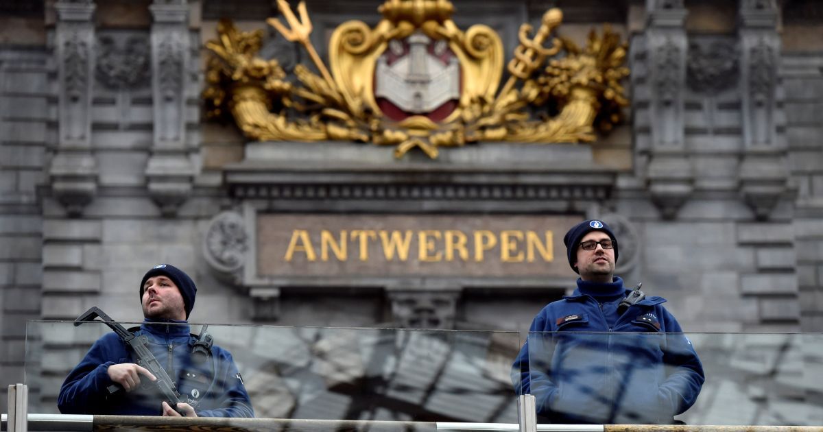 Исламисты опубликовали видео с угрозами отрезать головы и залить кровью улицы Антверпена