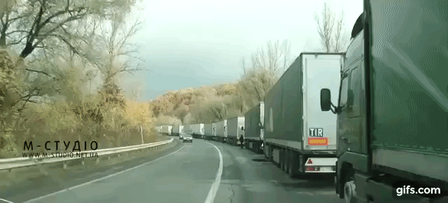 Сотні фур застрягли на кордоні зі Словаччиною у багатоденних чергах