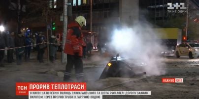 В центре столицы дорогу залило кипятком из-за прорыва трубы с горячей водой