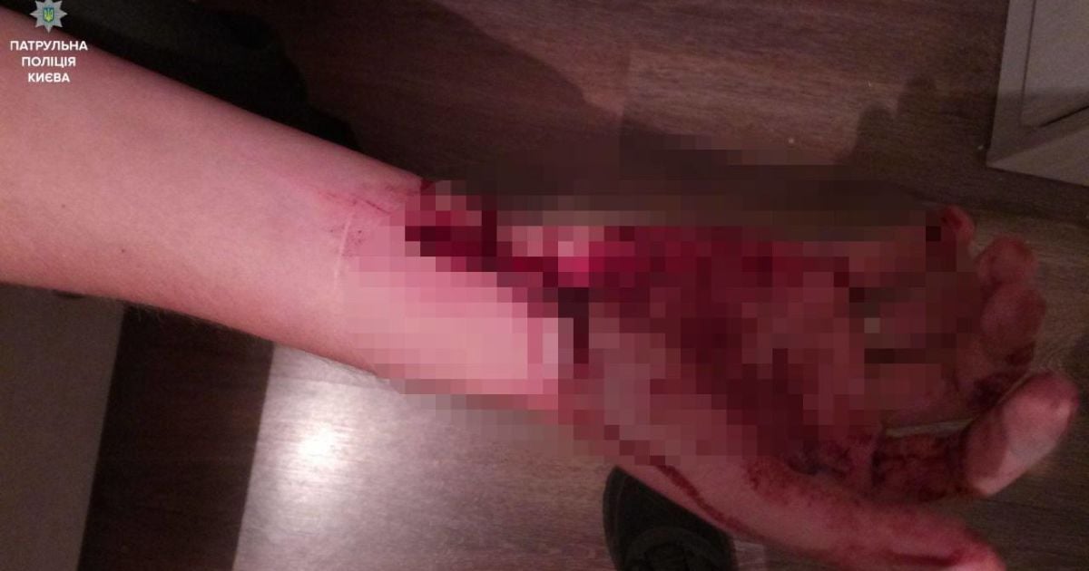 У Києві копи врятували чоловіка, який хотів стрибнути з вікна дев’ятого поверху_1 / © Facebook/Патрульна поліція України