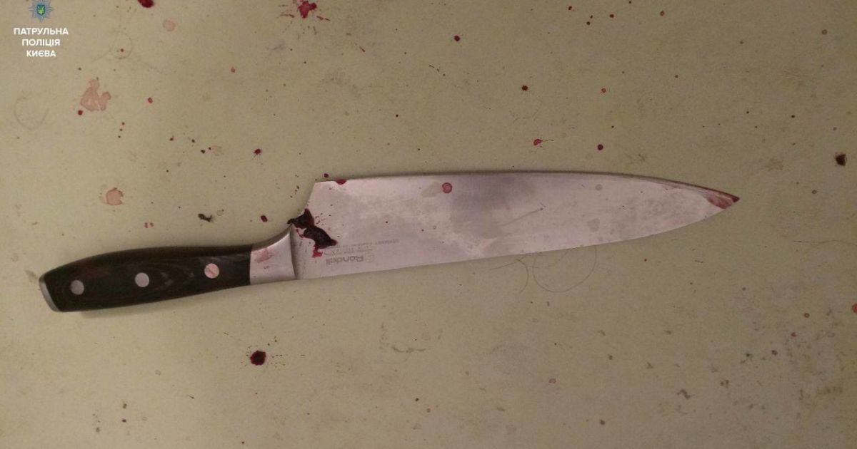 У Києві копи врятували чоловіка, який хотів стрибнути з вікна дев’ятого поверху_3 / © Facebook/Патрульна поліція України
