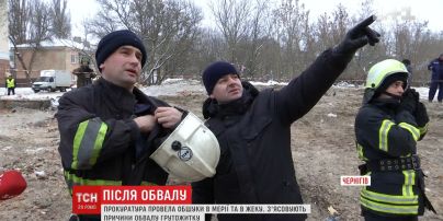 У Чернігові жителі зруйнованого гуртожитку забирають речі та скаржаться на відсутність житла