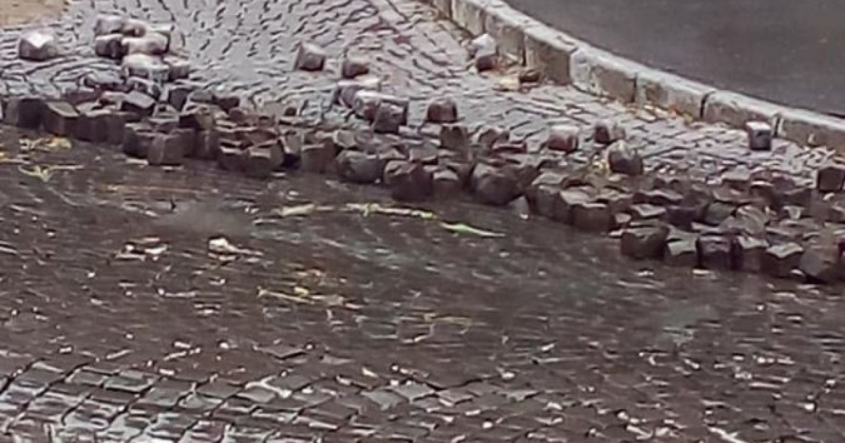 Змило бруківку, затопило ринок, вулиці перетворились на річки: негода наробила лиха в Хмельницькій області (фото)