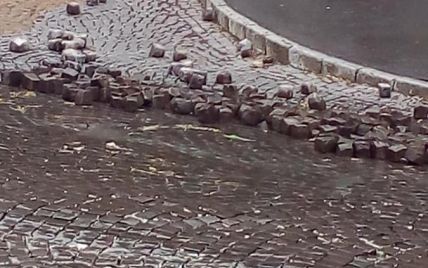 Змило бруківку, затопило ринок, вулиці перетворились на річки: негода наробила лиха в Хмельницькій області (фото)