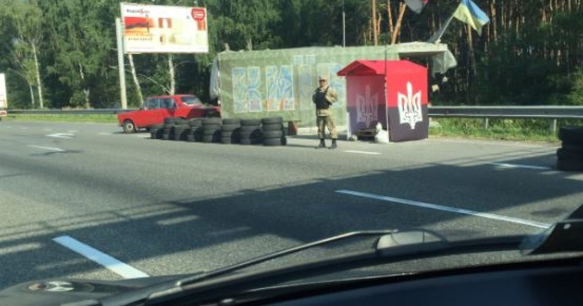 У блокпоста караулят бойцы ПС
