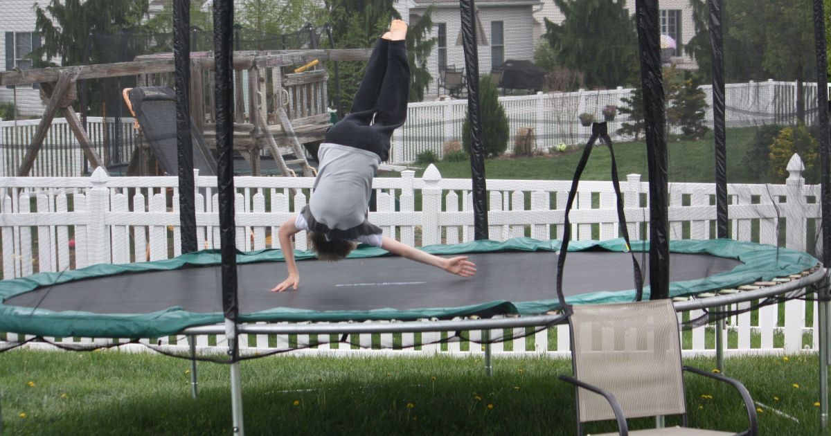 "Він може перестати ходити": у Бердянську хлопець зламав шийний хребець після стрибків на батуті