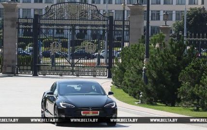 "Маск подарил". Президент Беларуси Лукашенко рассказал о своей Tesla