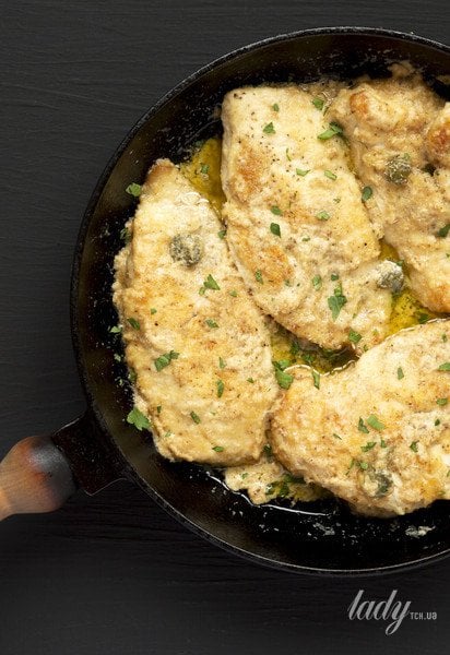 Куряче філе в клярі на сковороді