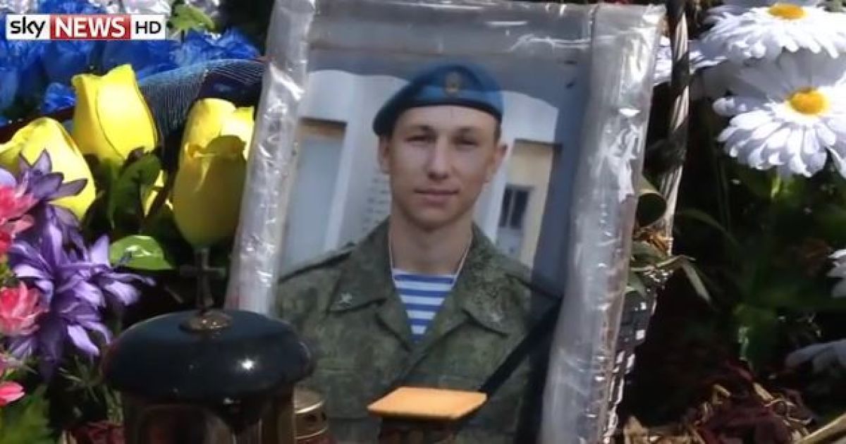 Журналисты показали могилу Антона Савельева / © Sky News