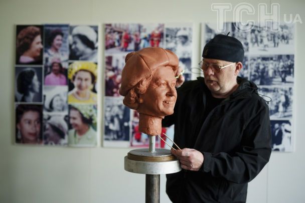 Художник Енді Едвардс створює пам'ятник королеви Єлизавети II / © Associated Press