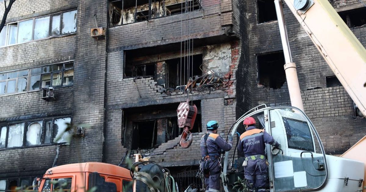 Вбиті люди та розтрощена багатоповерхівка: стали відомі масштаби падіння російського Су-34 на житловий будинок в Єйську (фото)