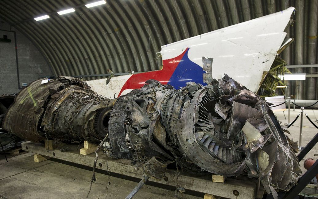 Эксперты восстановили часть самолета из обломков / © Getty Images