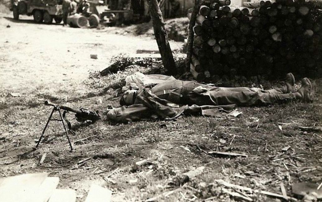 Германия. Мертвый немецкий пулеметчик лежит рядом со своим оружием. / © Argunners