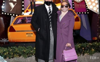 В двубортном пальто и сапогах: Джей Ло с возлюбленным была запечатлена в Нью-Йорке