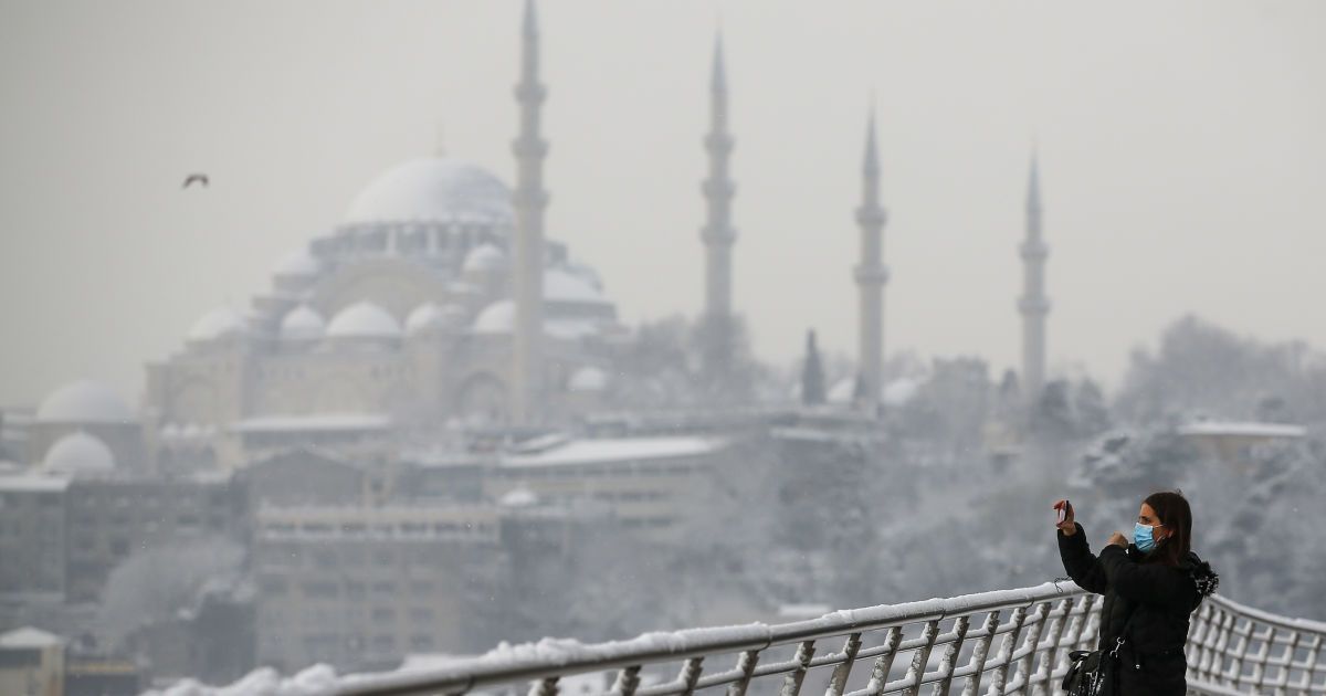 Аномальна зима в Стамбулі: негода паралізувала життя у місті