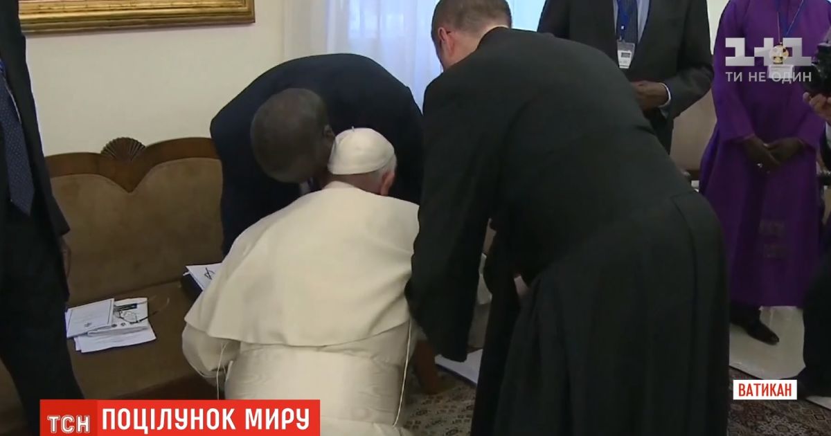 Ради мира: Папа Римский поцеловал ноги лидерам Южного Судана
