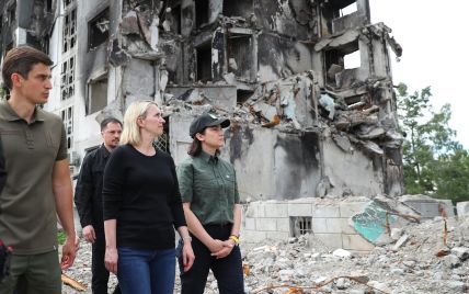 Нова пані посол США побувала в Бородянці і на власні очі побачила звірства окупантів (фото)