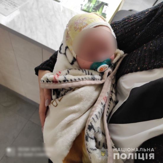 Знайома пригостила горілкою: в Каховці прогулянка 18-річної мами з немовлям ледь не закінчилася трагедією