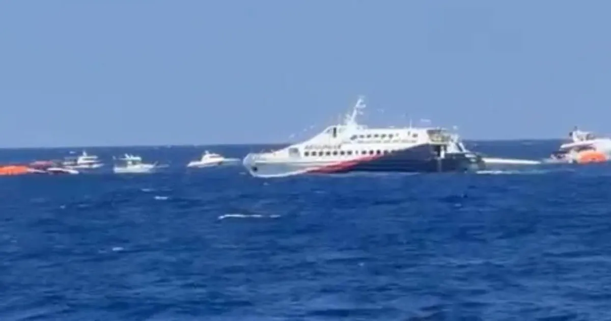 Пасажирський катамаран із сотнями людей перекинувся в морі: є загиблі та постраждалі (фото)