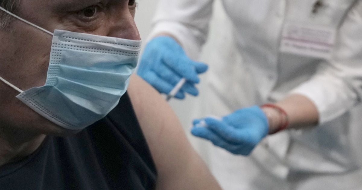 Можно ли отказаться от COVID-прививки, если есть антитела: ответ Минздрава