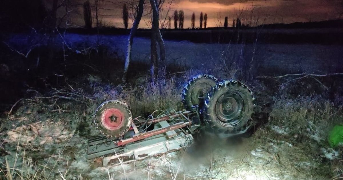 Под Киевом трактор съехал в кювет и опрокинулся: погибли водитель и пассажир