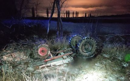 Под Киевом трактор съехал в кювет и опрокинулся: погибли водитель и пассажир