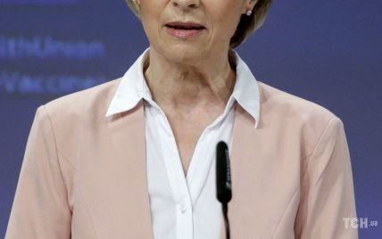 Любит нежные цвета: президент Еврокомиссии в розовом жакете вышла к журналистам