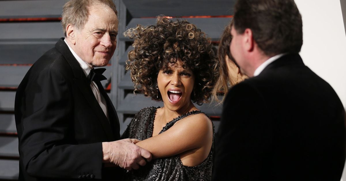 Холли Берри после "Оскара" эффектно разделась и прыгнула в бассейн