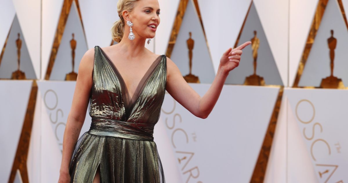 На иранском телевидении зарисовали откровенное декольте Шерлиз Терон на "Оскаре"