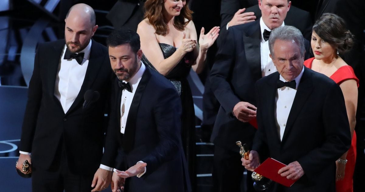 Виновных в громком конфузе на "Оскаре" сотрудников отстранили от работы