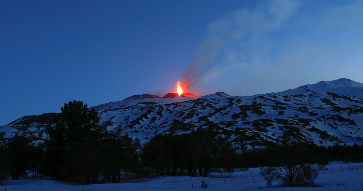 Reuters показал зрелищные фото извержения самого высокого вулкана Европы Этна